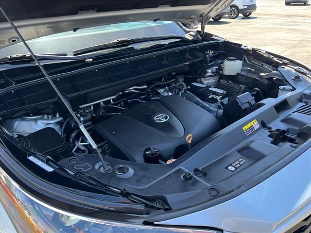 Photo of 2021 Silver Toyota Highlander