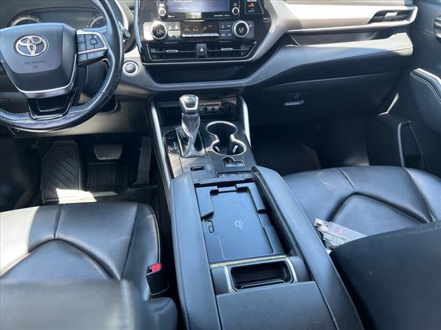 Photo of 2021 Silver Toyota Highlander