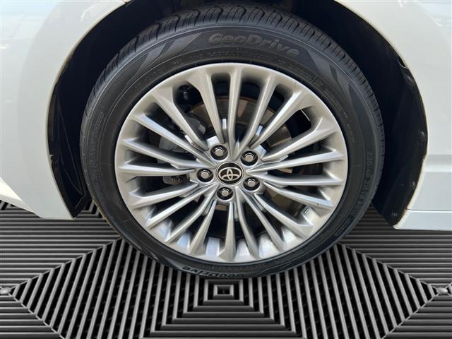 Photo of 2021 White Toyota Avalon Hybrid