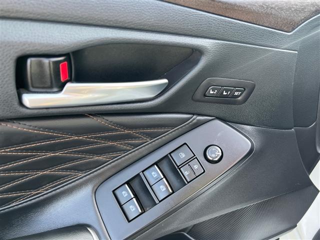 Photo of 2021 White Toyota Avalon Hybrid