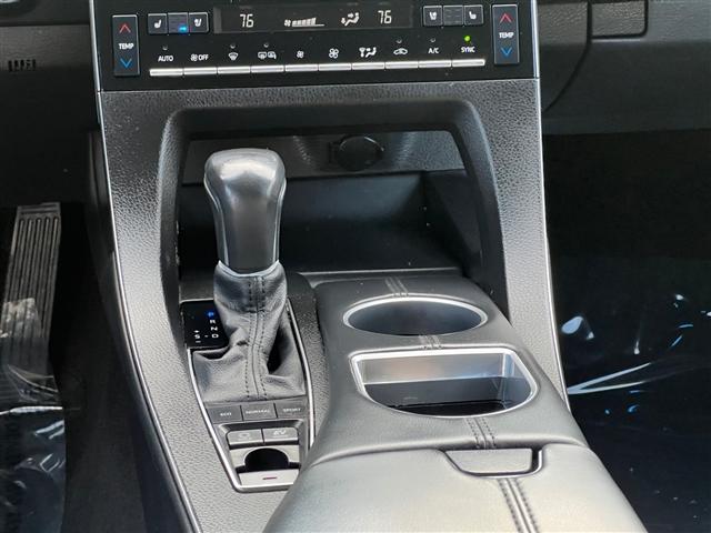 Photo of 2021 White Toyota Avalon Hybrid