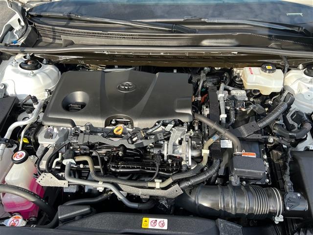 Photo of 2021 White Toyota Avalon Hybrid