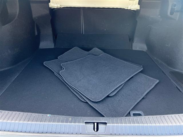 Photo of 2021 White Toyota Avalon Hybrid