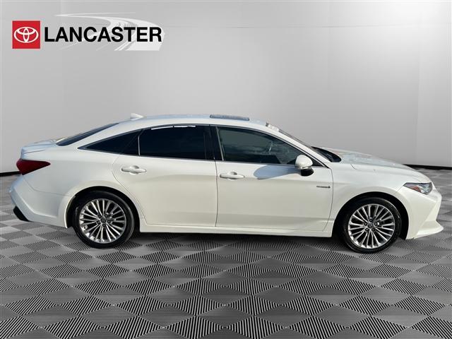 Photo of 2021 White Toyota Avalon Hybrid