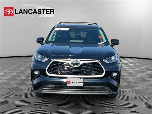 Photo of 2024 Midnight Black Metallic Toyota Highlander