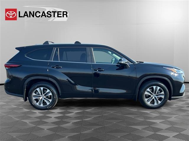 Photo of 2024 Midnight Black Metallic Toyota Highlander