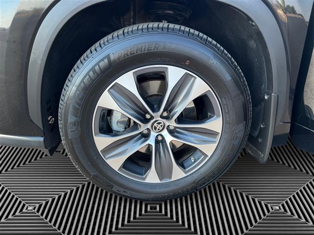 Photo of 2024 Midnight Black Metallic Toyota Highlander