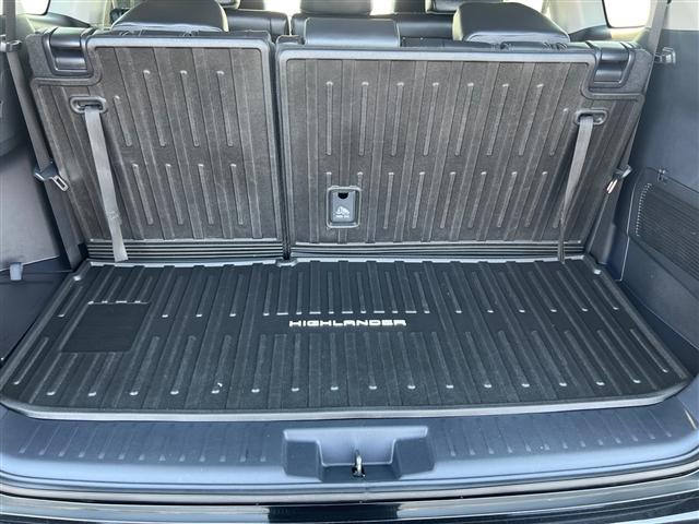 Photo of 2024 Midnight Black Metallic Toyota Highlander