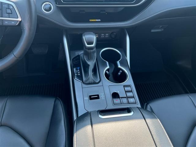 Photo of 2024 Midnight Black Metallic Toyota Highlander
