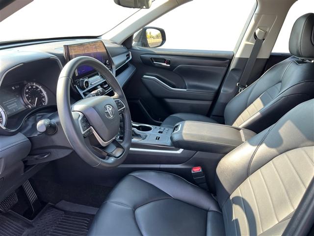 Photo of 2024 Midnight Black Metallic Toyota Highlander