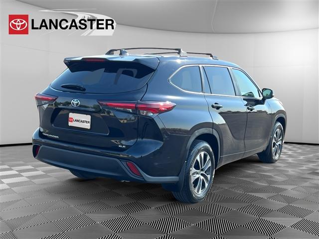 Photo of 2024 Midnight Black Metallic Toyota Highlander