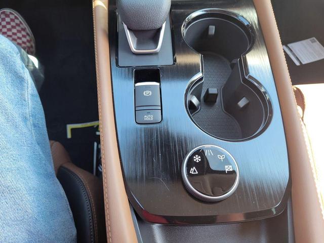 Photo of 2026 White / Black Nissan Rogue