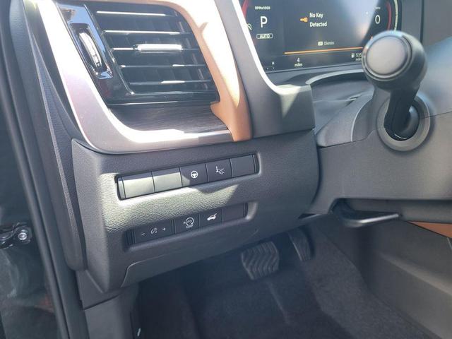 Photo of 2026 White / Black Nissan Rogue