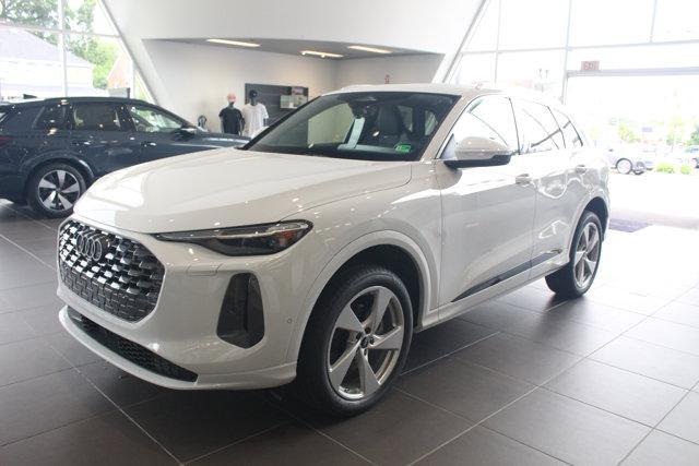 Photo of 2025 Glacier White Metallic Audi Q5