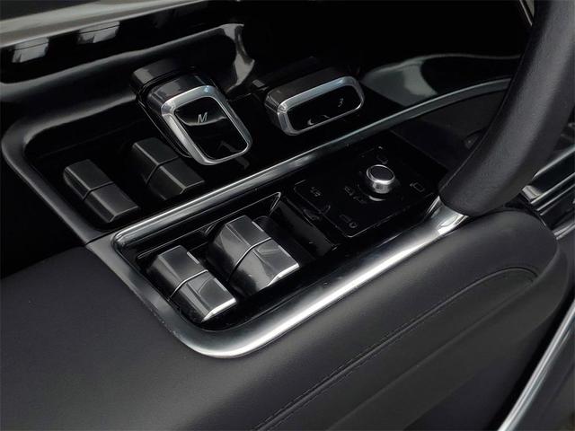 Photo of 2023 White Land Rover Range Rover