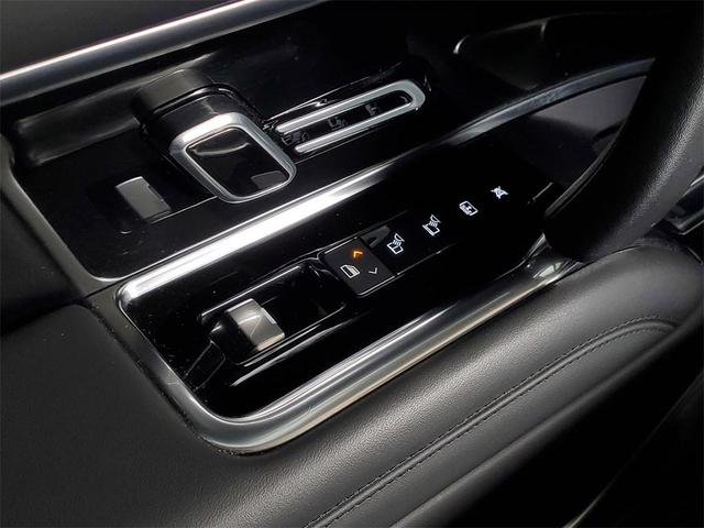 Photo of 2023 White Land Rover Range Rover