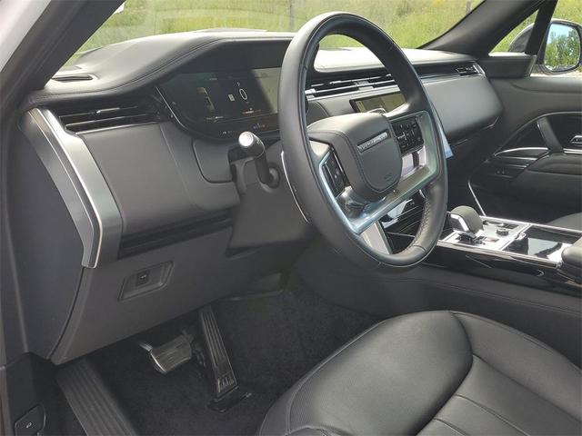 Photo of 2023 White Land Rover Range Rover