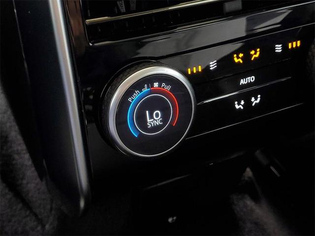 Photo of 2023 White Land Rover Range Rover