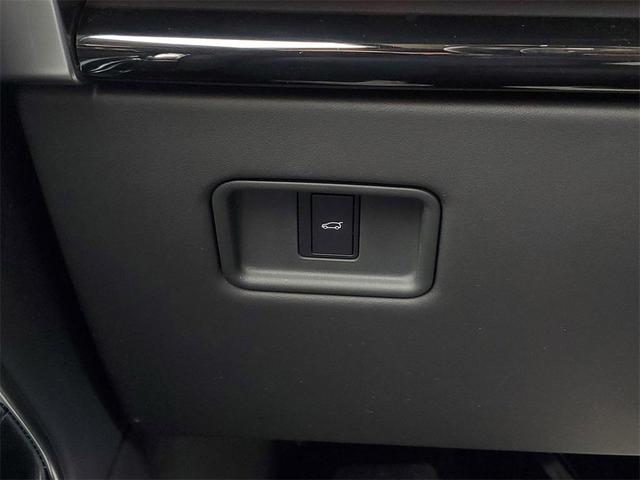 Photo of 2023 White Land Rover Range Rover