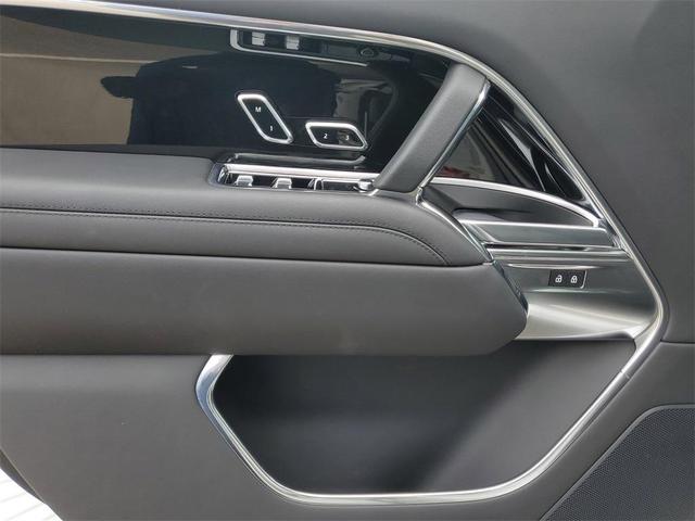 Photo of 2023 White Land Rover Range Rover