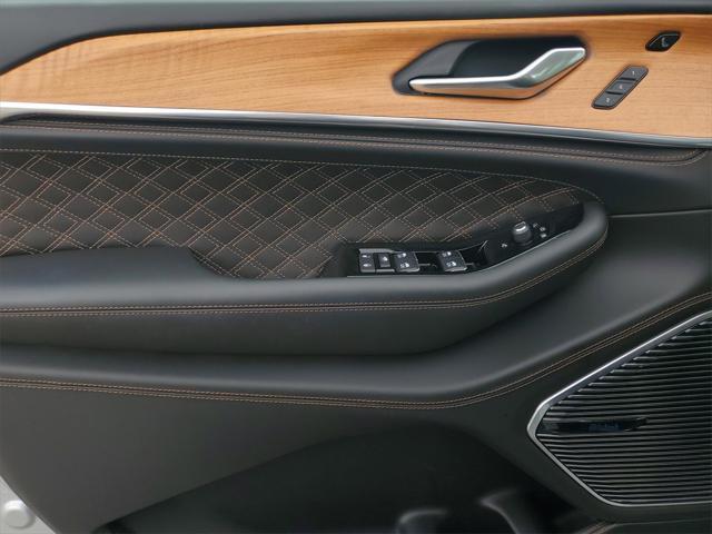 Photo of 2023 Silver Zynith Jeep Grand Cherokee L