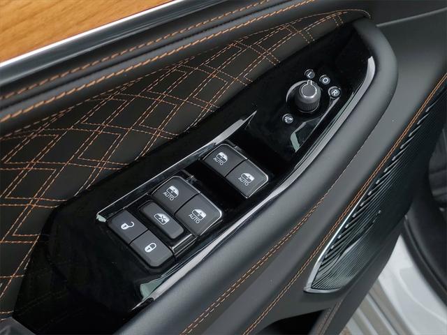 Photo of 2023 Silver Zynith Jeep Grand Cherokee L