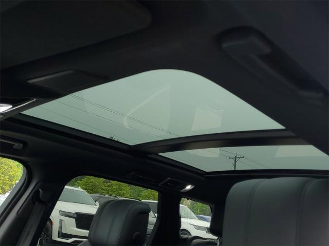 Photo of 2022 White Land Rover Range Rover Sport