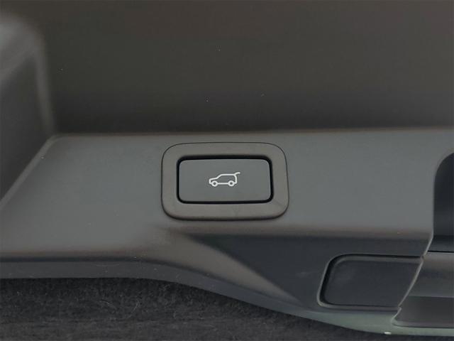 Photo of 2022 White Land Rover Range Rover Sport