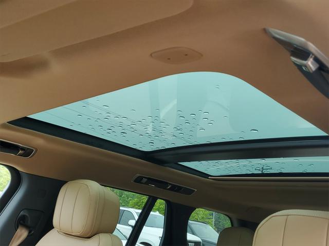 Photo of 2024 Ostuni Pearl White Metallic Land Rover Range Rover