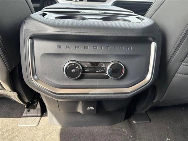 Photo of 2025 Star White Metallic Tri-Coat Ford Expedition Max