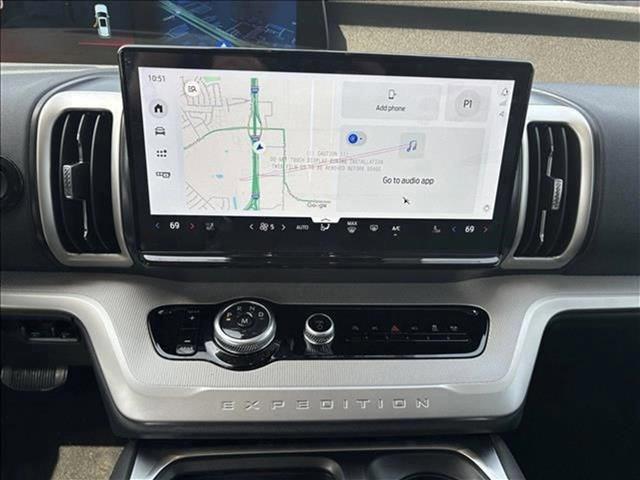 Photo of 2025 Star White Metallic Tri-Coat Ford Expedition Max