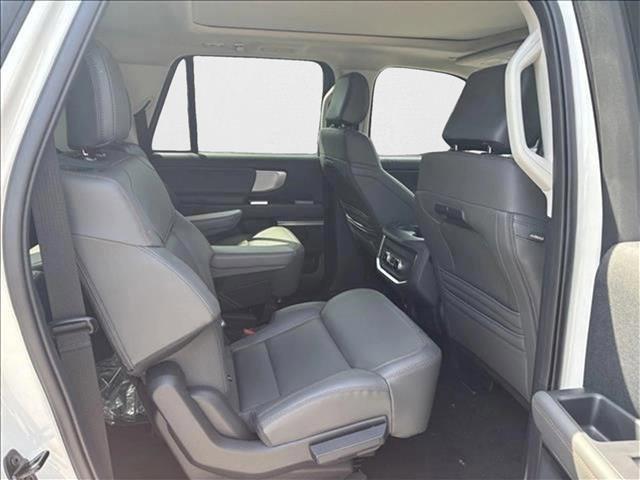 Photo of 2025 Star White Metallic Tri-Coat Ford Expedition Max