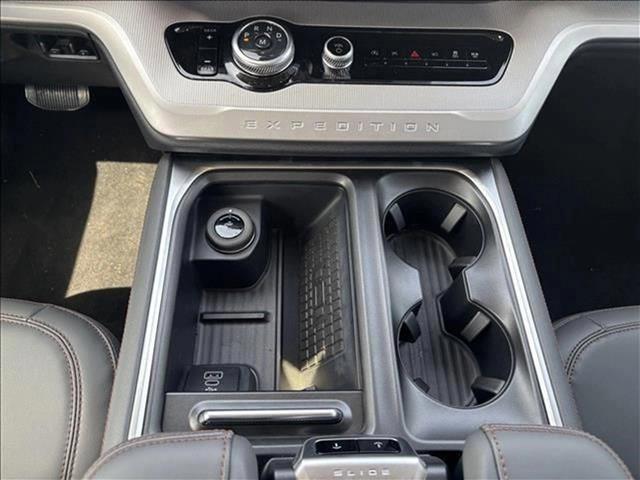Photo of 2025 Star White Metallic Tri-Coat Ford Expedition Max