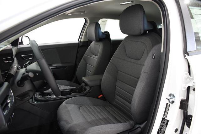 Photo of 2025 Snow White Pearl Kia K4