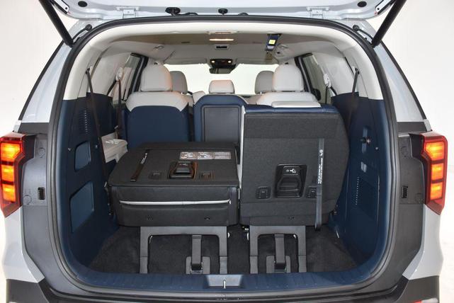 Photo of 2026 Silver Kia Carnival Hybrid