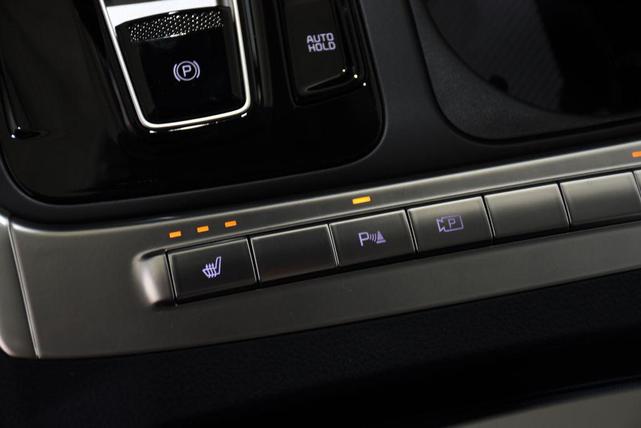 Photo of 2026 Silver Kia Carnival Hybrid