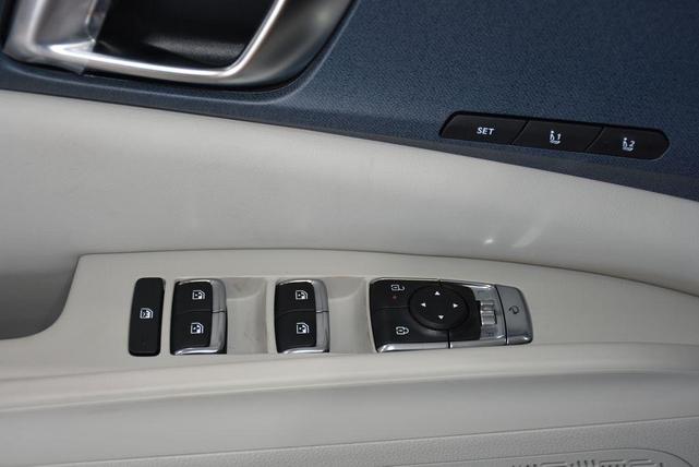 Photo of 2026 Silver Kia Carnival Hybrid