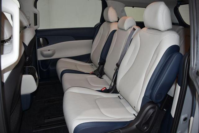 Photo of 2026 Silver Kia Carnival Hybrid