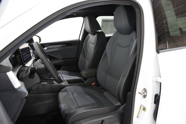 Photo of 2025 Opal White Pearl Volkswagen Tiguan