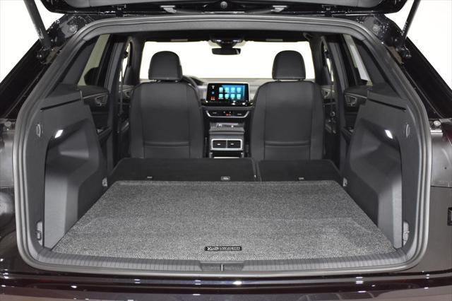 Photo of 2025 Deep Black Pearl Volkswagen Atlas Cross Sport