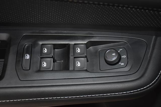 Photo of 2025 Deep Black Pearl Volkswagen Atlas Cross Sport