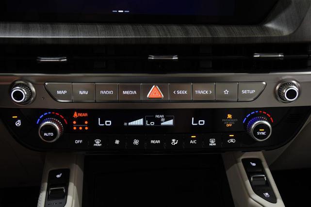 Photo of 2025 Glacial White Pearl Kia Telluride