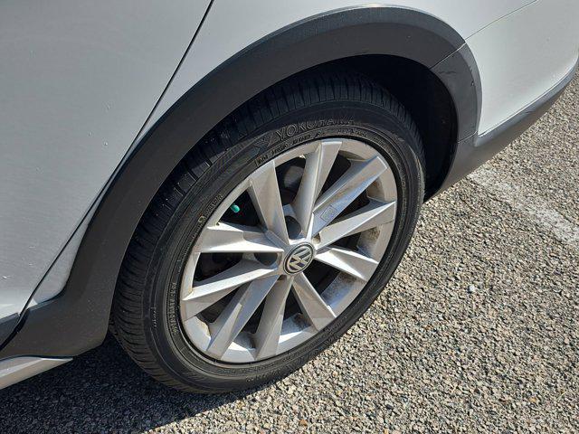 Photo of 2019 Pure White Volkswagen Golf Alltrack