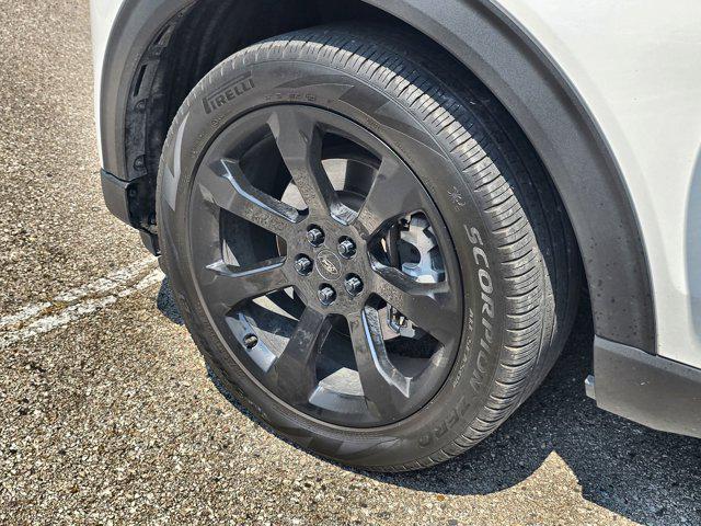 Photo of 2023 Star White Metallic Tri-Coat Ford Explorer