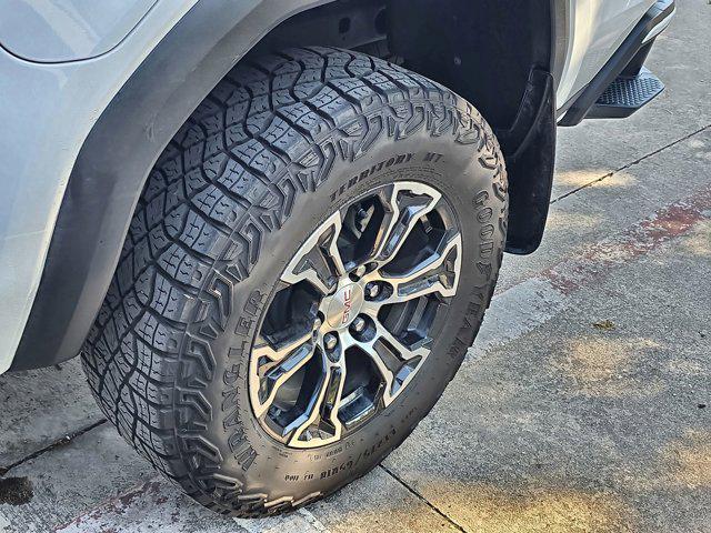 Photo of 2024 Summit White GMC Canyon