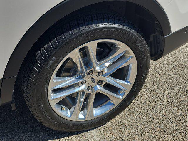 Photo of 2017 White Platinum Metallic Tri-Coat Ford Explorer