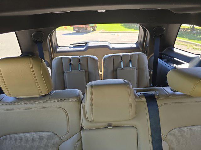 Photo of 2017 White Platinum Metallic Tri-Coat Ford Explorer