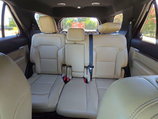 Photo of 2017 White Platinum Metallic Tri-Coat Ford Explorer