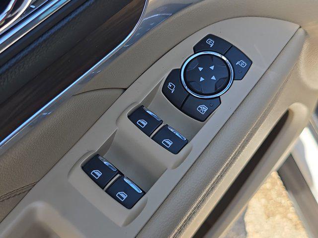 Photo of 2017 White Platinum Metallic Tri-Coat Ford Explorer
