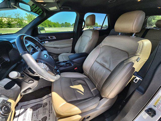 Photo of 2017 White Platinum Metallic Tri-Coat Ford Explorer